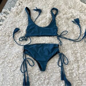 Acacia Tie Side Set